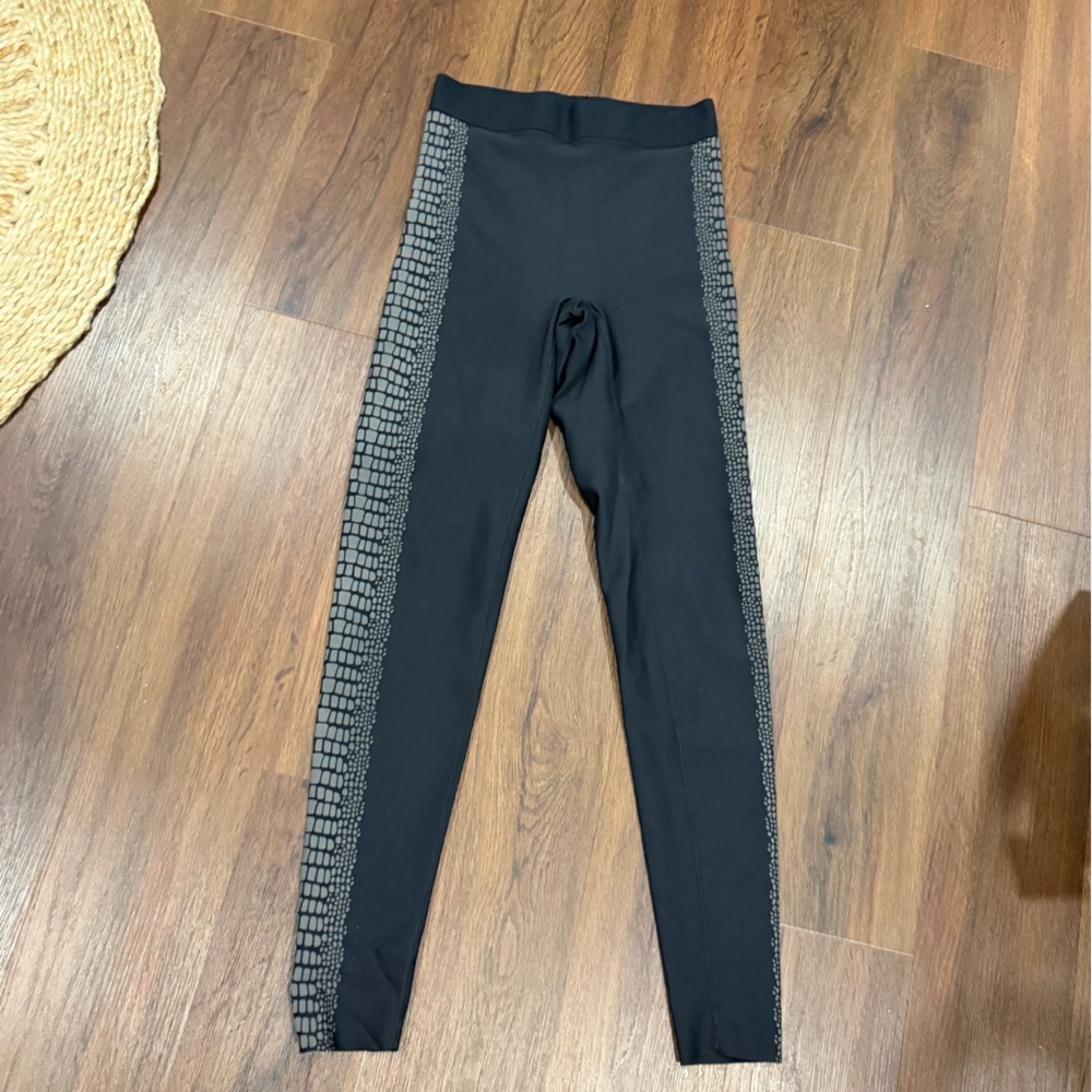 Ultracor workout reptile black leggings $325 M nwot activewear casual spring